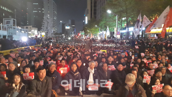87년 넥타이부대 다시 광장에…"군부독재보다 나쁜 대통령"