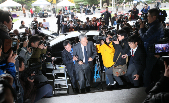 [포토]'검찰 도착한 이경재 변호사'