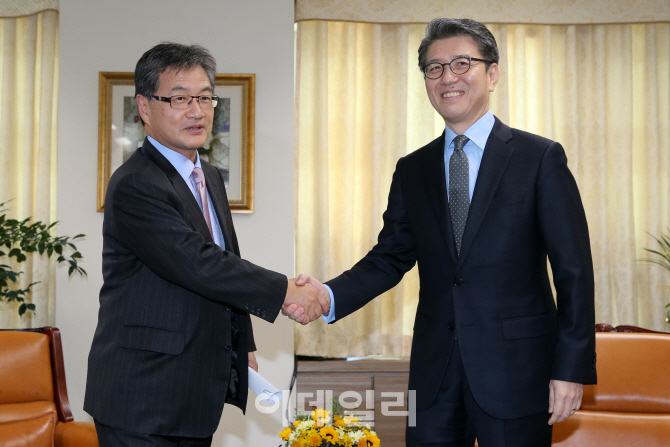 [포토]북핵 관련 한미 6자회담 수석대표 회동, '악수하는 김홍균-조셉 윤'