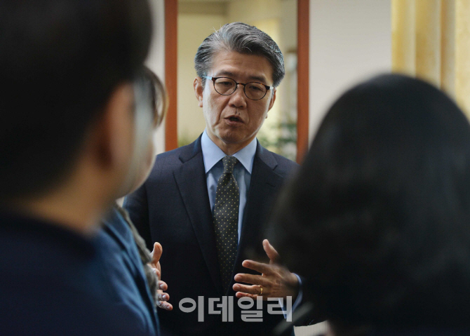 [포토]인터뷰하는 김홍균 수석대표