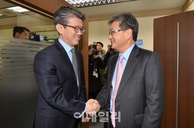 [포토]악수하는 김홍균-조셉 윤