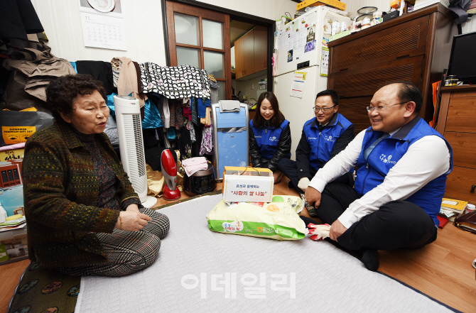 [포토]마포구 주민에 사랑의 쌀 전달하는 효성 임직원들