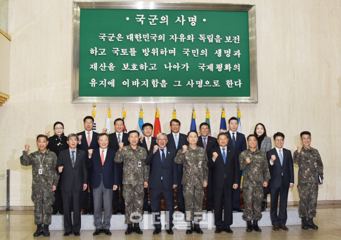 [포토]해군 장학재단에 장학금 전달한 최신원 SK네트웍스 회장
