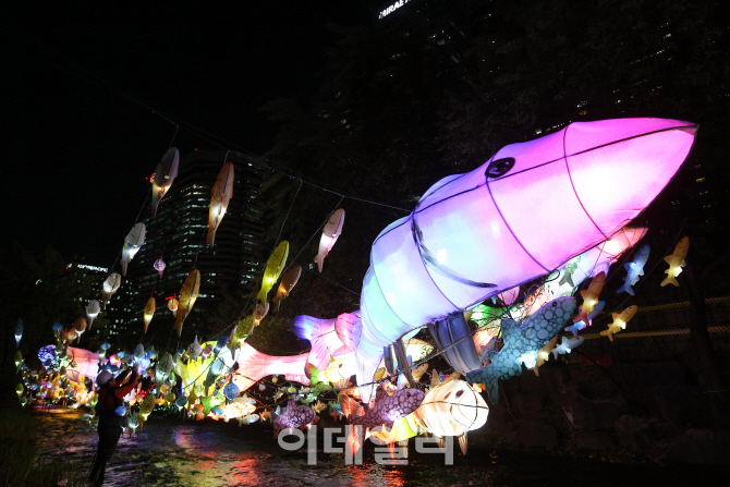 [포토]2016 서울빛초롱축제 4일 개막, '청계천에 빙어가 나타났다'