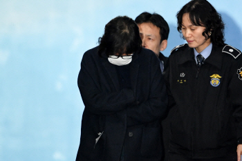 法 ‘청와대 비선 실세 의혹’ 최순실 구속영장 발부(상보)