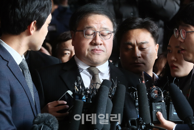 檢, 안종범 전 수석 영장청구…직권남용·강요미수 혐의(상보)