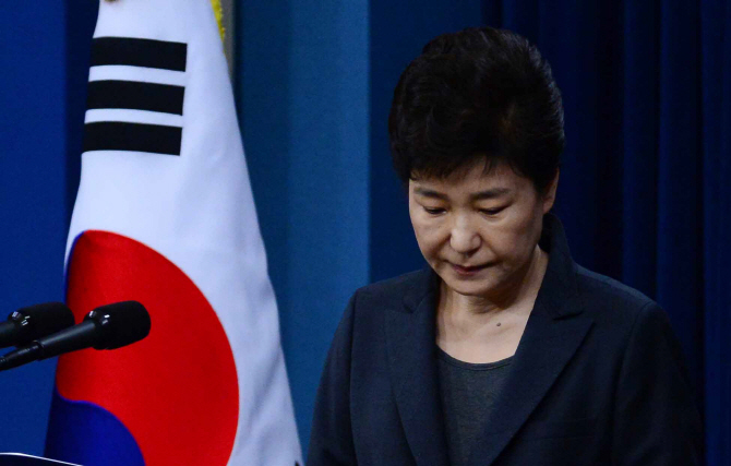 `비문` 없는 박근혜 대통령의 담화문은 누가..겉잡을 수 없는 불신