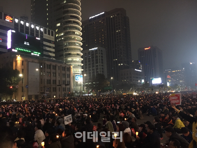 '광화문 촛불 집회', 20만명 운집 '들끓는 민심'                                                                                                                                 