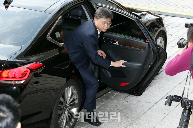[포토]차에서 내리는 우병우 청와대 전 민정수석