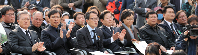 최순실 파문에도, 문재인 안철수 지지율은 ‘답보’