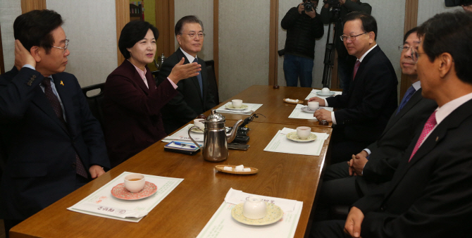 [포토]야권 대선 예비주자와 만나는 추미애 대표
