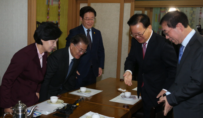 [포토]'야권 대선 예비주자와 만나는 추미애 대표'