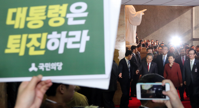 [포토]국회 온 박대통령, 퇴진 촉구 시위
