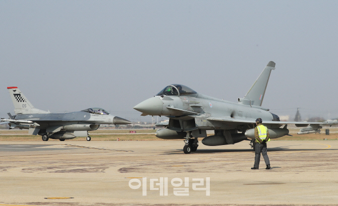 [포토]착륙한 영국 공군 타이푼