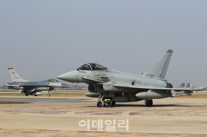 [포토]주한미군 오산공군기지 착륙한 영국 공군 타이푼