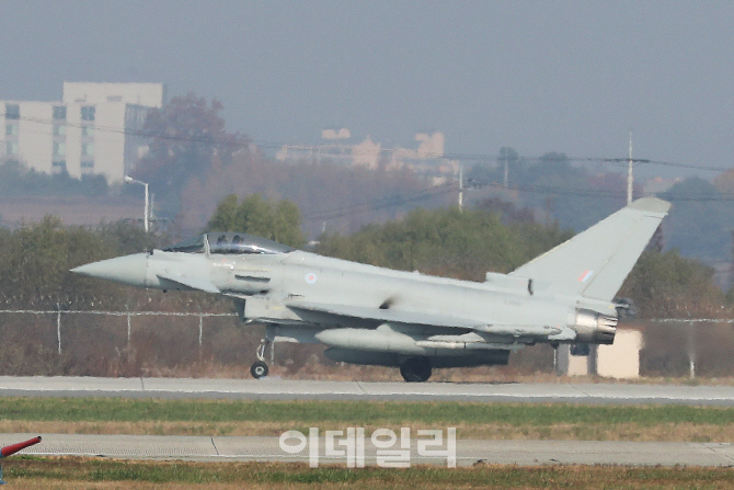 [포토]착륙하는 영국 유로파이터 타이푼