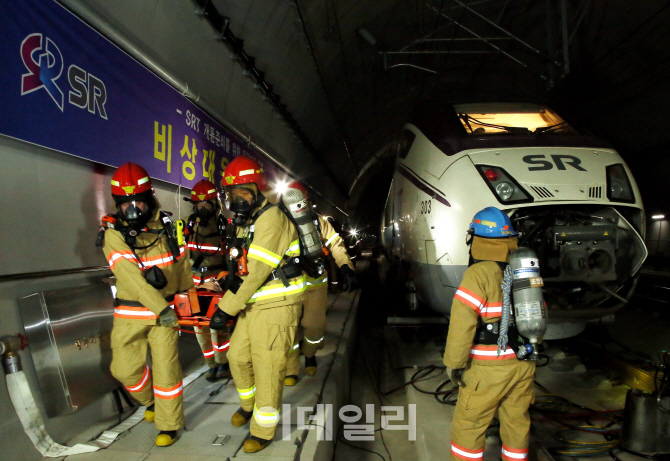 [포토] 수서고속철도 '지진대비 비상대응 종합훈련'-구조