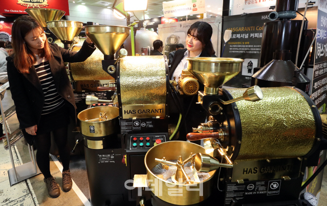 [포토]황금빛 커피 원두 로스팅 기계