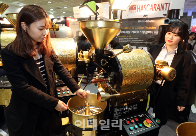 [포토]시선 사로잡는 황금빛 커피 원두 로스팅 기계