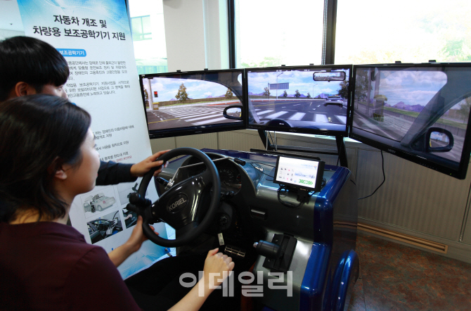 [포토] 장애인을 위한 다양한 보조공학기기 체험해 보세요!-운전 시뮬레이션
