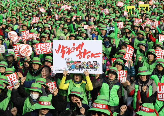 [11·12 촛불집회]민중총궐기, 서울광장 가득 메운 인파…지방서 상경 물결