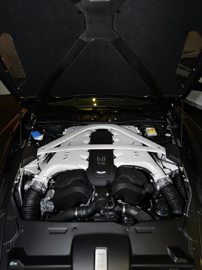 [포토] 애스턴 마틴 뱅퀴시 쿠페의 카본 파이버 보닛과 576마력을 내는 V12 6.0L 엔진