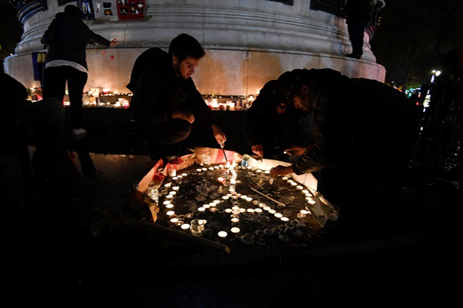 파리 테러 1주기, `pray for paris`를 수놓는 시민들