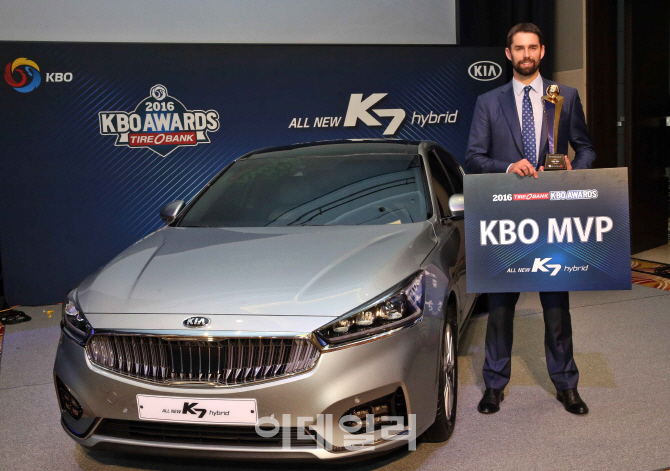 기아차, KBO MVP 니퍼트 선수에 K7 하이브리드 증정