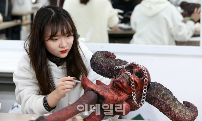 [포토]정화예술대학교 미용예술학부 미녀의 특수분장 캐릭터 작업