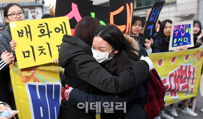 [포토]격려의 따듯한 포옹