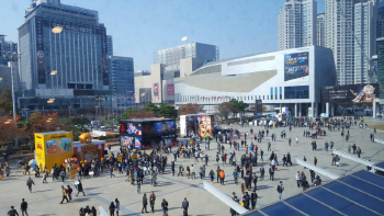 "게임축제 ‘지스타2016’ 막올랐다..설레는 게이머”