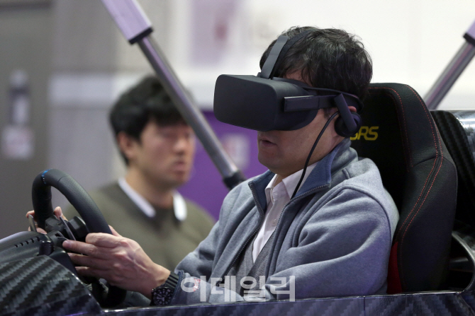 [포토]레이싱 게임 이젠 생생하게 느껴보세요!