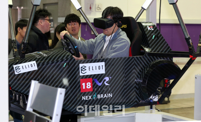 [포토]생동감 충분히 느껴지는 VR 레이싱