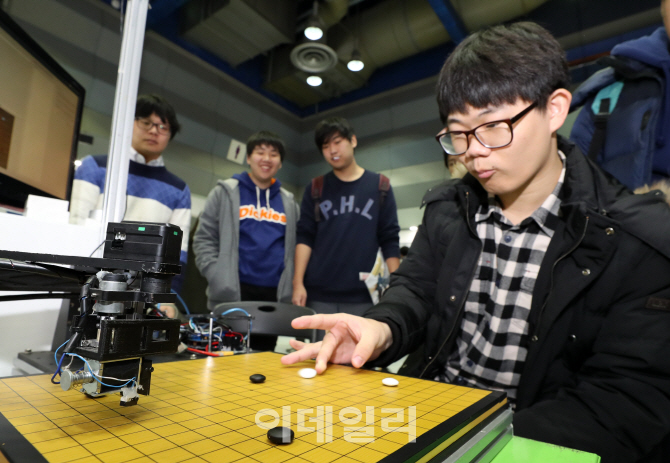 [포토]로봇과 알까기 한판
