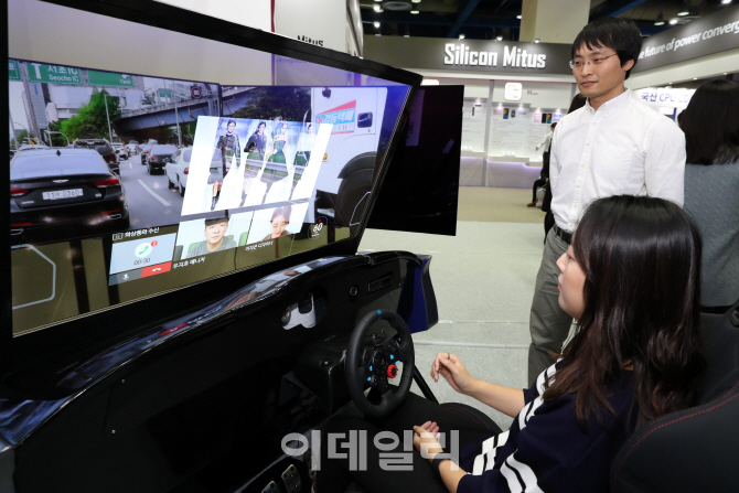 [포토]운전과 전화통화와 쇼핑을 한번에