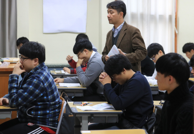 점심 도시락 가방 속에 `엄마 휴대폰`이…시험장서 쫓겨난 재수생