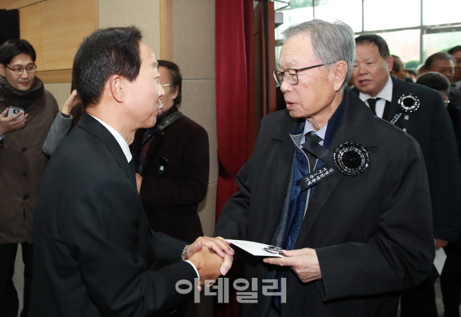 [포토]악수하는 김현철 씨-박희태 전 의장