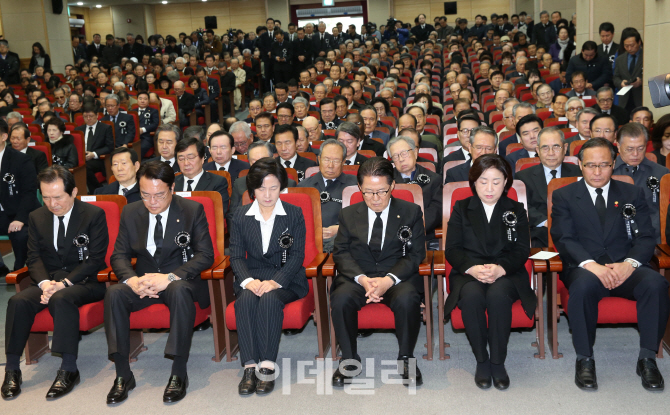 [포토]YS 추모식서 묵념하는 주요인사들