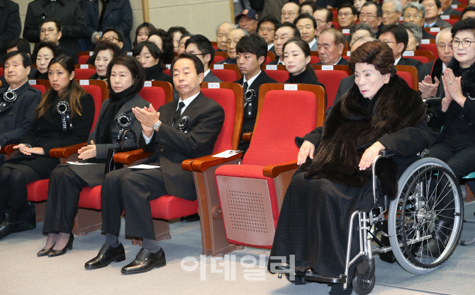 [포토]YS 추모식 찾은 손명순 여사와 차남 현철씨