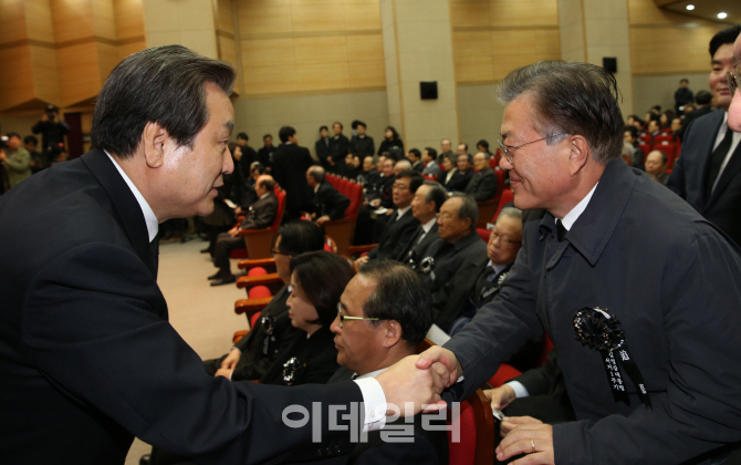 [포토]YS 추모식 악수하는 문재인-김무성