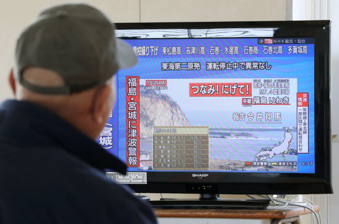 [포토] 대피소에서 TV로 쓰나미 상황 지켜보는 日 남성