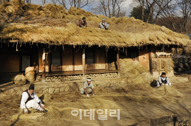 "헌지붕 줄게 새지붕 다오"