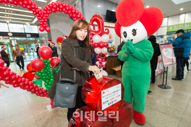 [포토]  양천구청 직원들, 사랑의 열매달기 캠페인