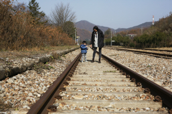 [e주말] 녹슨 철길에 첫사랑이 내려앉다