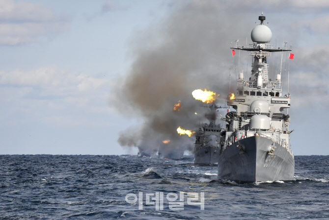 [포토]해군 전투전대 기동훈련 "적 함정 도발, 초탄에 박살"