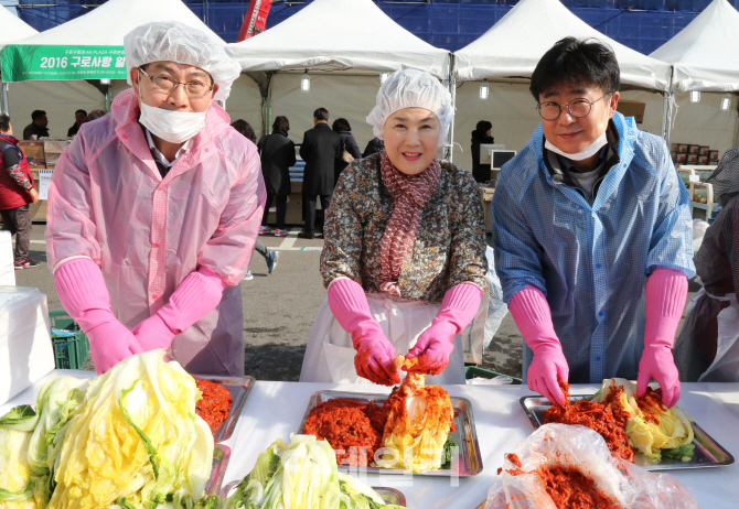 [포토] AK플라자, 사랑의 김장 나눔 행사