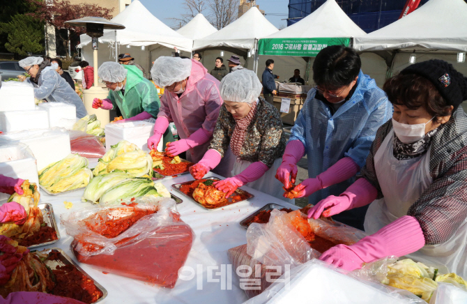 [포토] AK플라자, 우수고객과 함게 사랑의 김장 나눔 행사