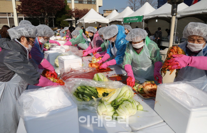 [포토] AK플라자, 우수고객과 함게 사랑의 김장 나눔 행사 진행