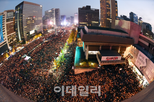 체노워스 3.5%의 법칙…180만 촛불시위하면 朴대통령 하야