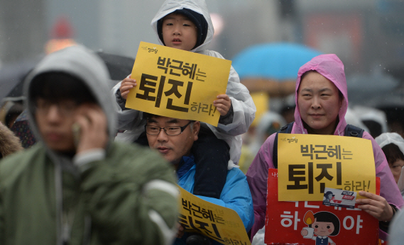 눈오는 광장 '200만 촛불' 든다…몸짓으로 "박근혜 퇴진"